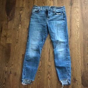 Ankle skinny jeans with raw seams on the bottom